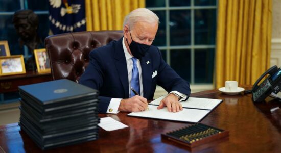 Biden derrubou diversas medidas determinadas por Donald Trump já no primeiro dia de mandato