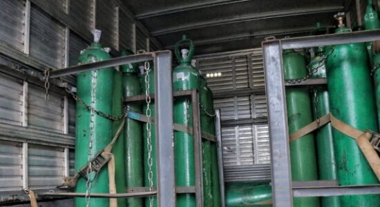 Cilindros de Oxigênio estavam escondidos dentro de caminhão em Manaus