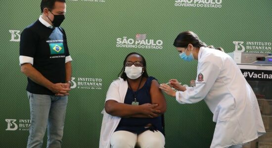 Mônica Calazans recebe a CoronaVac em São Paulo