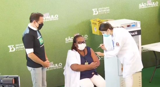 Governador João Doria acompanhou a primeira pessoa a ser vacinada contra a Covid-19 no Brasil