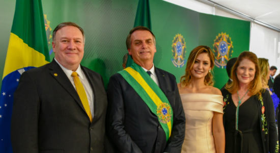 Mike Pompeo posta foto com Bolsonaro e diz que relacionamento com Brasil está no nível mais elevado