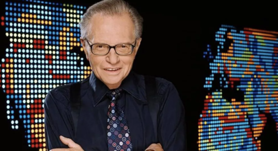 Janeiro: O radialista Larry King morreu aos 87 anos, vítima da Covid-19