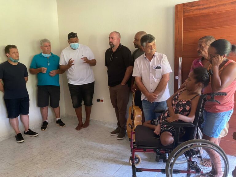 Anderson Freire e amigos entregam casa com acessibilidade a uma cadeirante