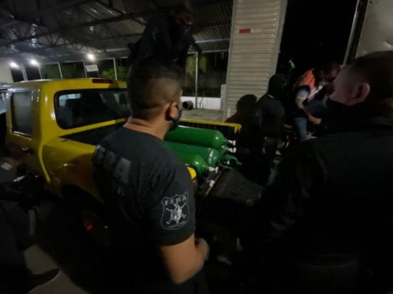Polícia apreende 33 cilindros de oxigênio escondidos em Manaus