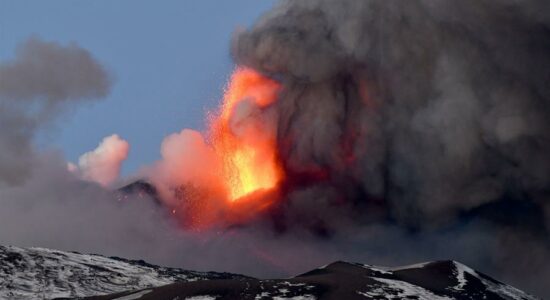 vulcão etna em erupção em fevereiro de 2021