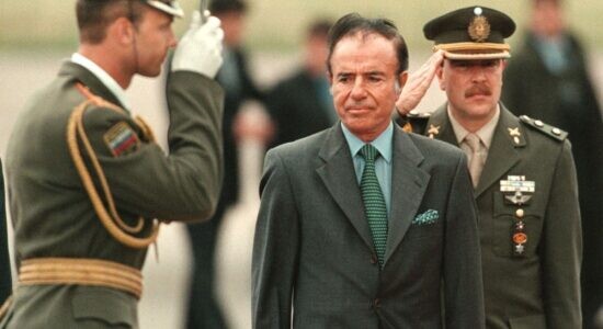 Fevereiro: Carlos Menem, ex-presidente da Argentina, morreu aos 90 anos após complicações causadas por uma infecção urinária