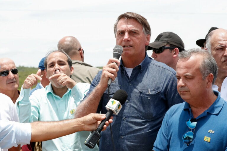 Bolsonaro participa de teste de comportas no Rio São Francisco em PE