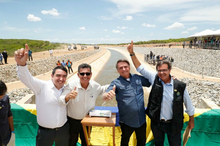 Bolsonaro participa de teste de comportas no Rio São Francisco em PE