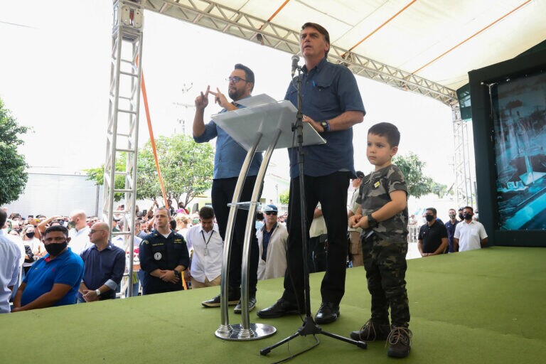 Em viagem ao Ceará, Bolsonaro é recebido com 