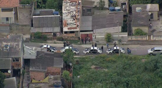 Agentes da Polícia Civil durante operação contra a narcomilícia em São Gonçalo
