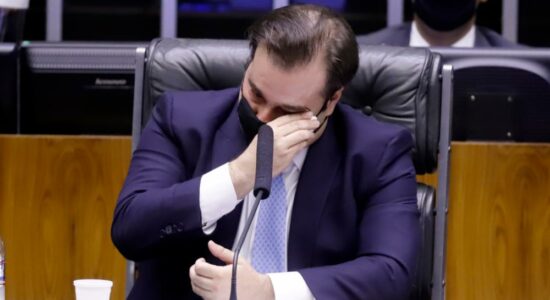 Rodrigo Maia chorou em seu último discurso na presidência da Câmara