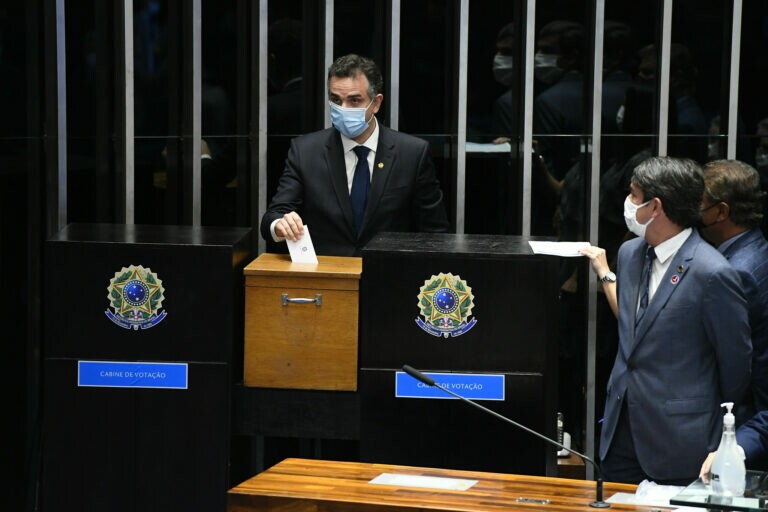 Pacheco deposita cédula com voto na cabine de votação