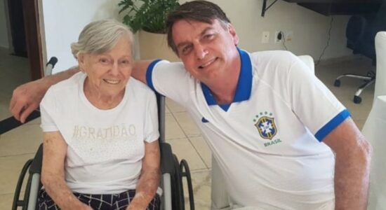 Presidente Bolsonaro ao lado da mãe, Olinda