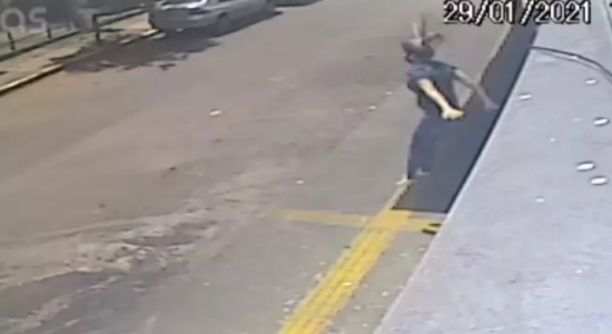 Mulher pulou de prédio para não ser estuprada por um ladrão