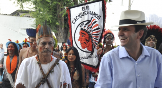 refeito do Rio de Janeiro, Eduardo Paes, visita a quadra do bloco de carnaval Cacique de Ramos, acompanhado de índios de várias etnias