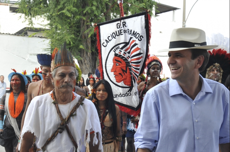refeito do Rio de Janeiro, Eduardo Paes, visita a quadra do bloco de carnaval Cacique de Ramos, acompanhado de índios de várias etnias