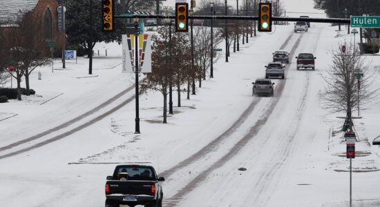 Onda de frio deixou cidades do Texas (EUA) cobertas de neve