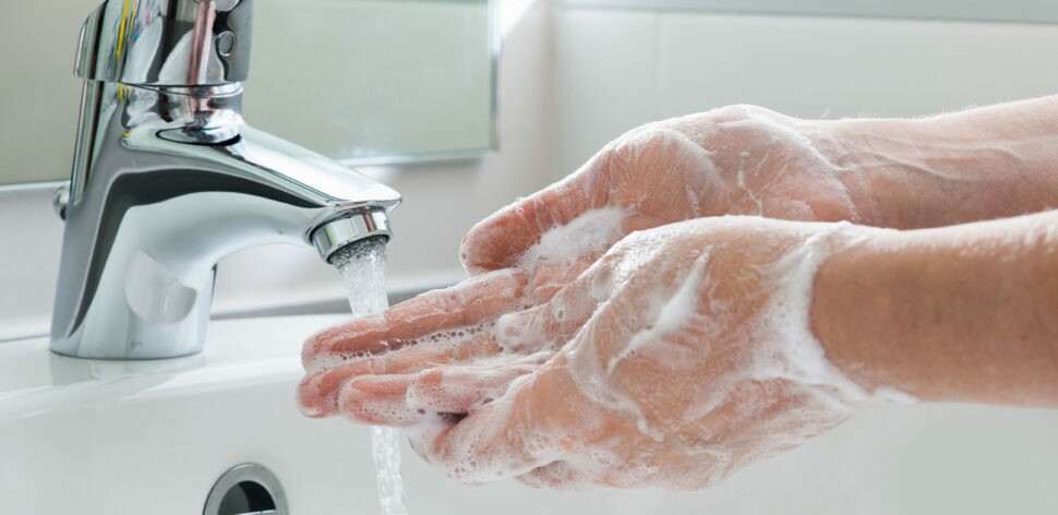 Especialistas defendem que lavar as mãos é o essencial