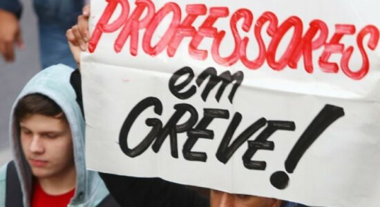 Professores de São Paulo anunciam greve contra retorno das aulas