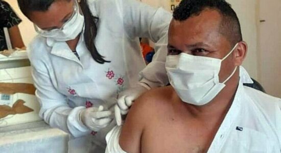 prefeito de guaribas Joércio Matias de Andrade, conhecido como Paizim (MDB) fura fila da vacina contra a covid-19
