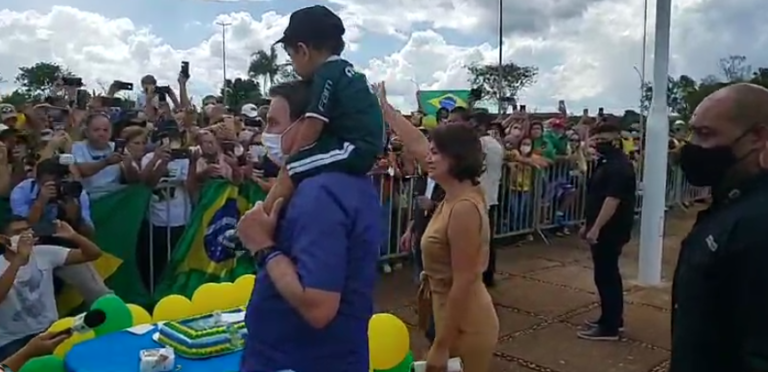 Multidão se junta para celebrar aniversário com Bolsonaro