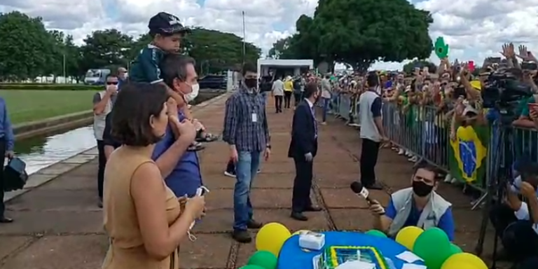 Multidão se junta para celebrar aniversário com Bolsonaro