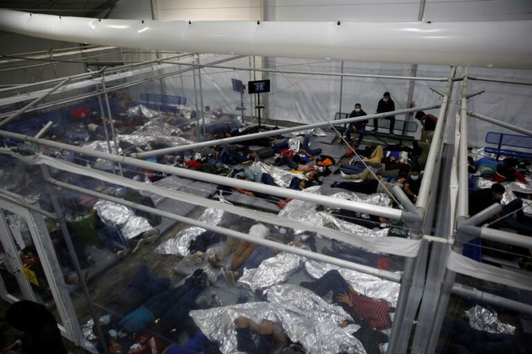 Crianças vivem em situação caótica em centro de detenção para imigrantes nos EUA
