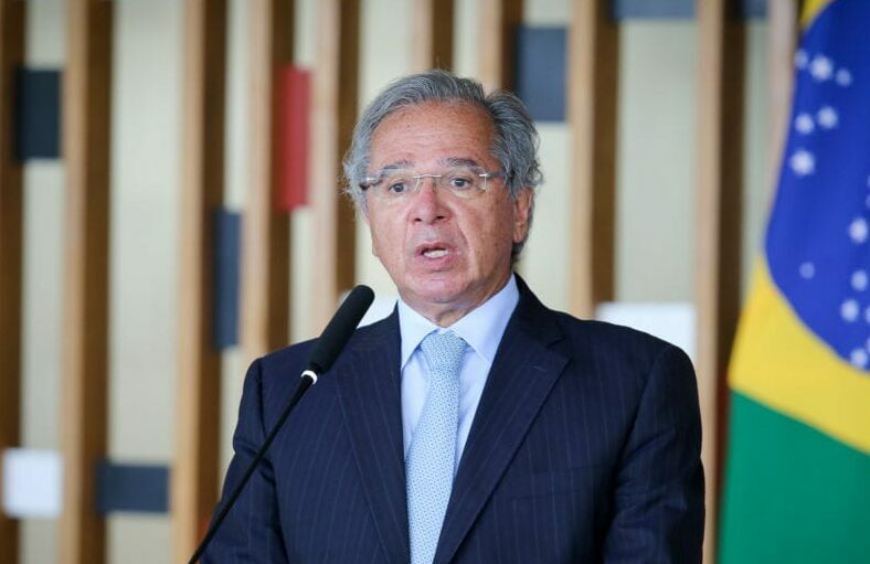 Ministro Paulo Guedes anuncia antecipação do 13° salário para aposentados
