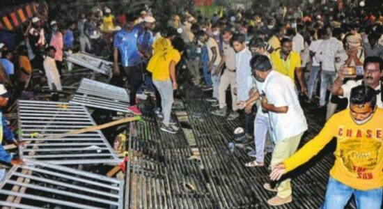 Arquibancada cai na Índia e pelo menos 60 ficam feridos