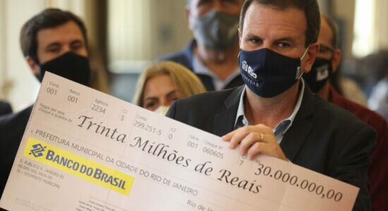 Prefeito do Rio, Eduardo Paes, recebe cheque para recurso emergencial da pandemia