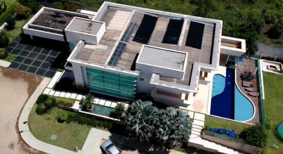 Flávio Bolsonaro adquiriu mansão em Brasília