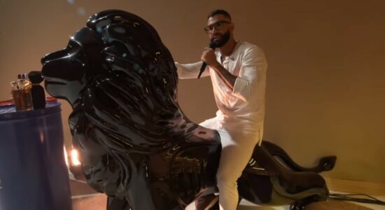 Gusttavo Lima montado em escultura de leão
