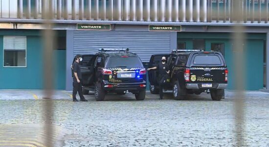 Policiais federais realizam operação em garagem de empresa de ônibus em BH