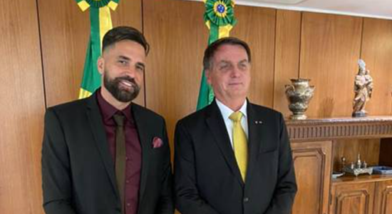 Latino ao lado do presidente Jair Bolsonaro em Brasília