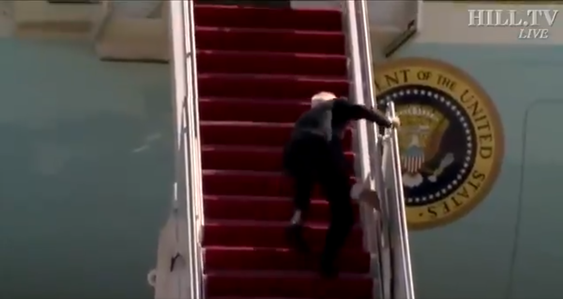 Biden cai três vezes em escada ao embarcar no Air Force One