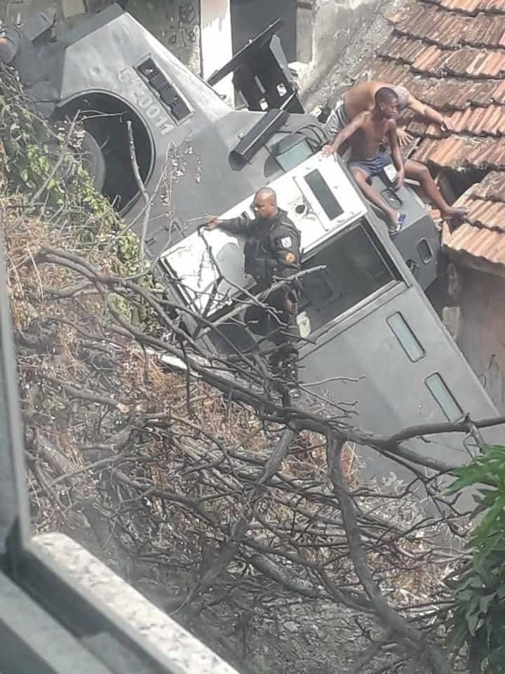 Veículo blindado caiu dentro de quintal na Zona Norte do Rio