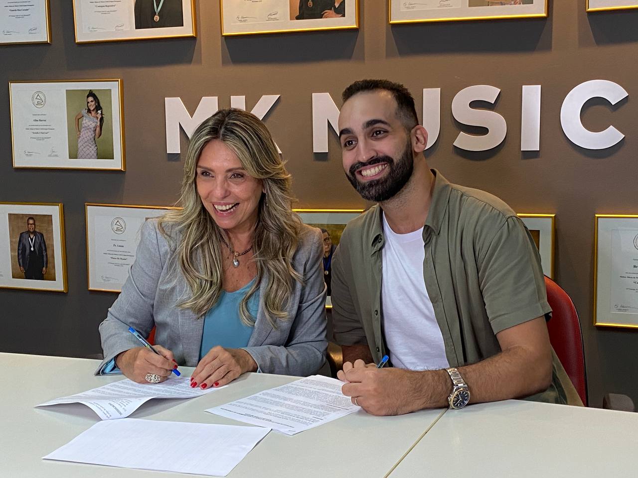Arthur Calasans firma contrato exclusivo con MK |  un ejercicio