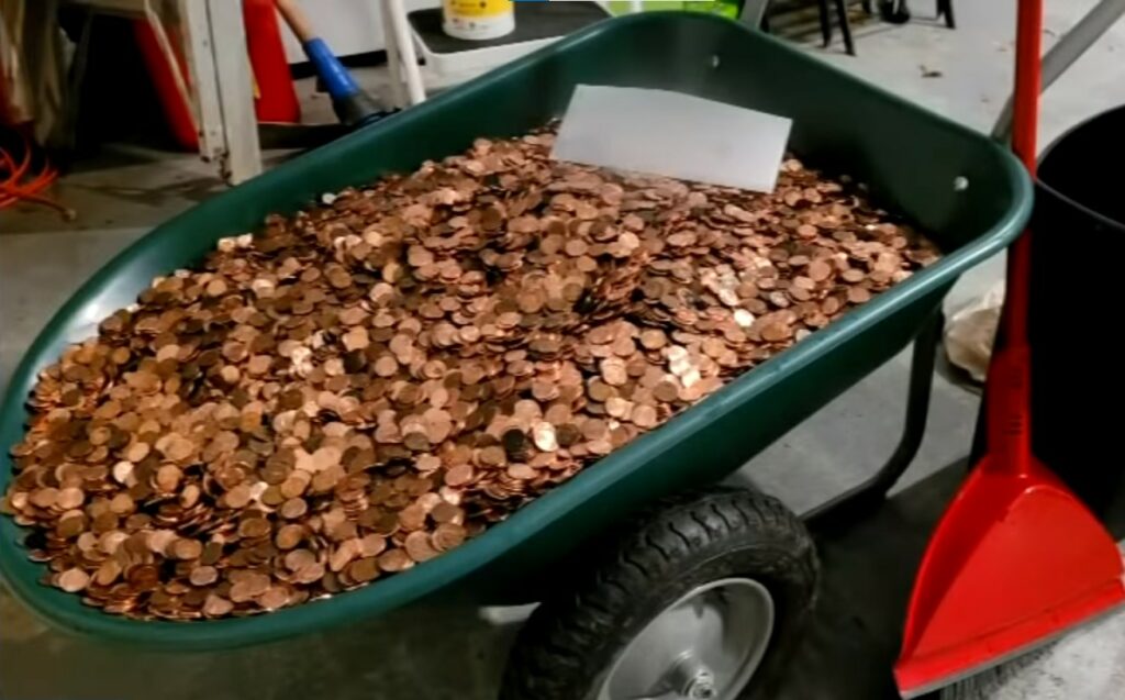 Patrão paga ex-funcionário com montanha de moedas suja de óleo