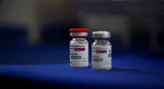 Morte de mulher de 54 anos é 1ª ligada a vacina da AstraZeneca no Canadá
