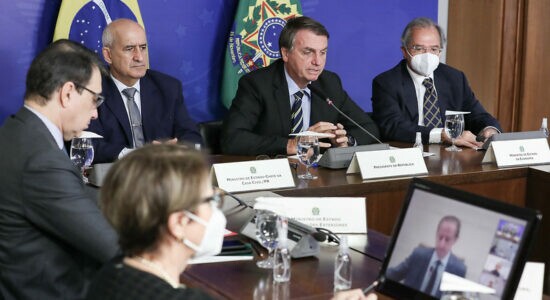 Presidente Jair Bolsonaro e ministros em reunião virtual com representantes da indústria e do comércio