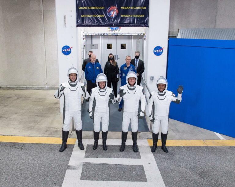 Nasa e SpaceX enviam quatro astronautas à Estação Espacial