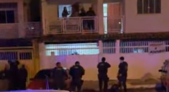Vídeo: Homem atira cadeira em PMs durante festa clandestina