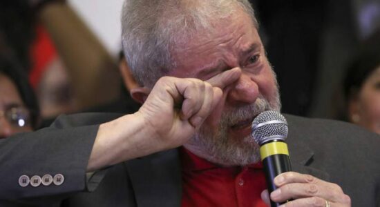 Lula chorando