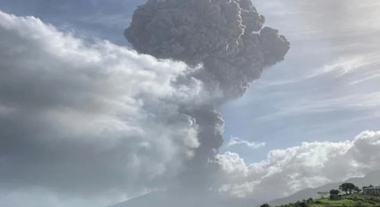 Vulcão La Soufrière tem nova erupção e lança coluna de fumaça de 17 km