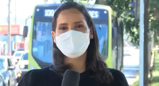 juliana leal jornalista atingida por coco de pombo durante gravação