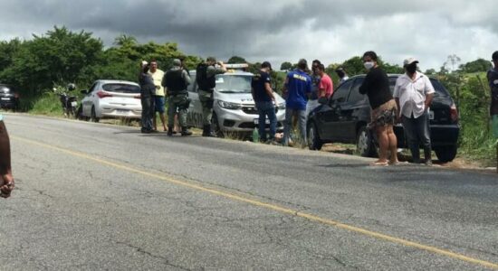 Corpos foram encontrados em carro às margens de rodovia
