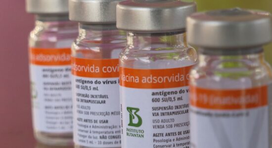 Coronavac reduz em 97% mortalidade por covid no Uruguai, mostra estudo preliminar