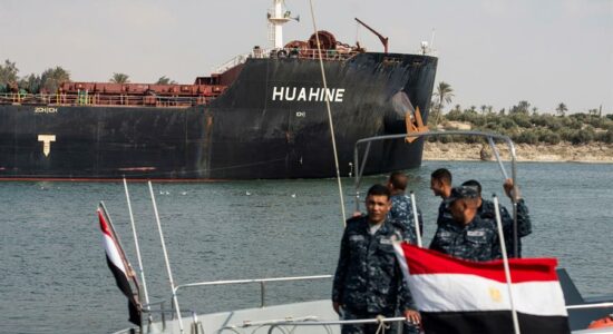 Cerca de 250 barcos ainda aguardam para atravessar o Canal de Suez