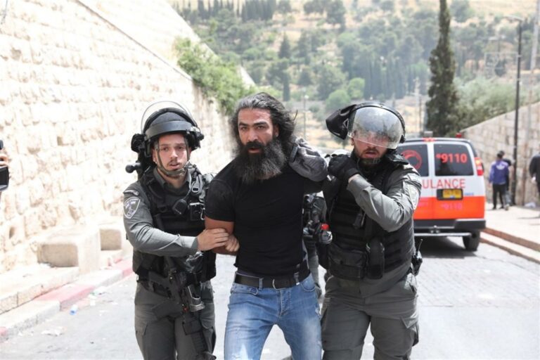 Polícia israelense prende um palestino no Portão do Leão