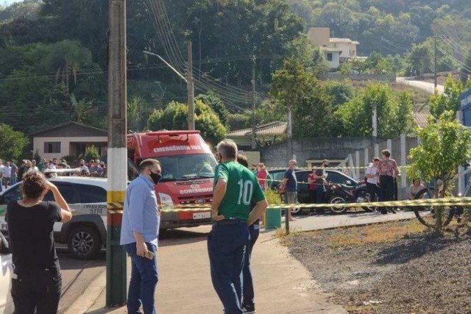 Jovem invade escola em Santa Catarina e mata cinco pessoas